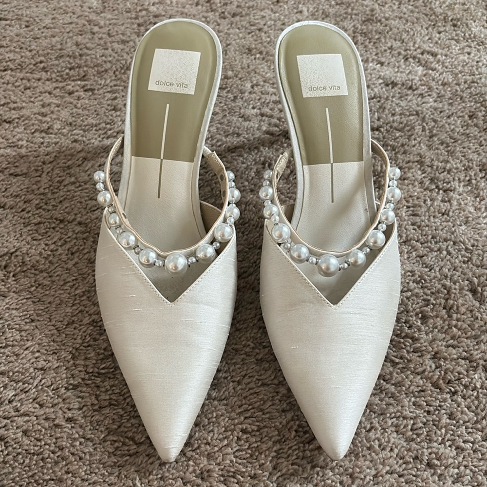 Dolce Vita Pearl-Embellished Cream Kanika Pump